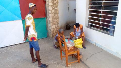 Distribution du riz à l'entrée du centre