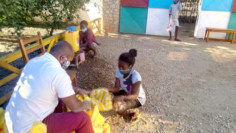 Thelort avec Doniah, Tadiavy qui se lavent les mains, et Fiavy qui attend au portail